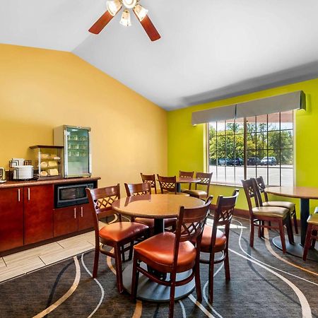 Econo Lodge Inn & Suites О-Клэр Экстерьер фото