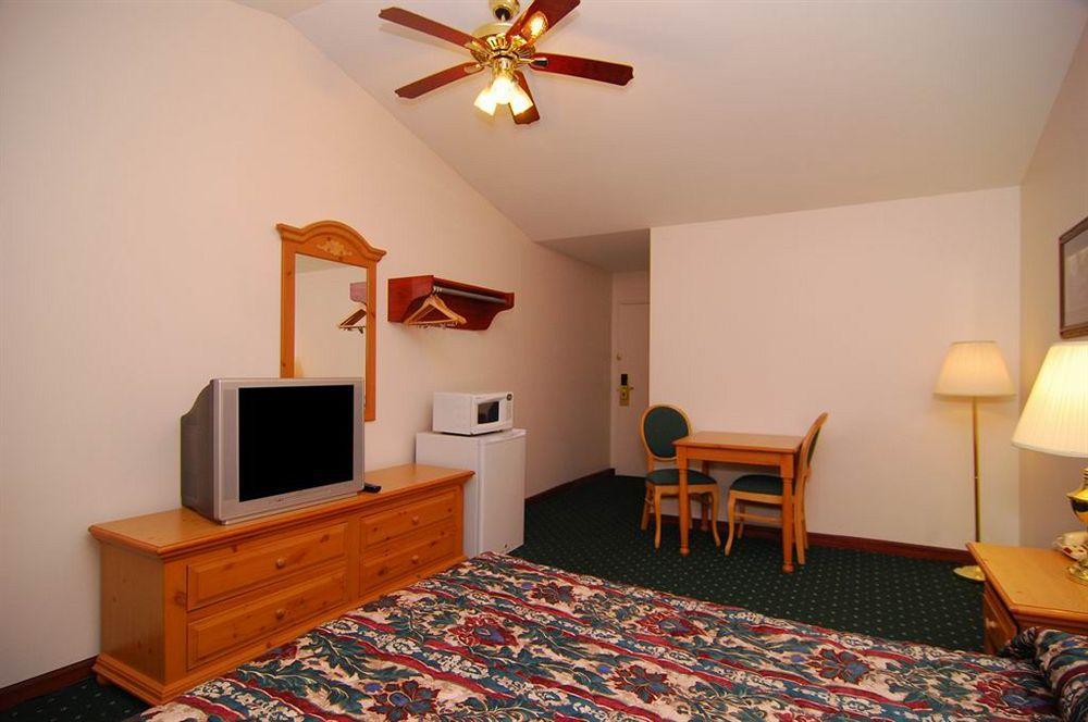 Econo Lodge Inn & Suites О-Клэр Экстерьер фото