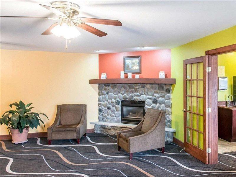 Econo Lodge Inn & Suites О-Клэр Экстерьер фото