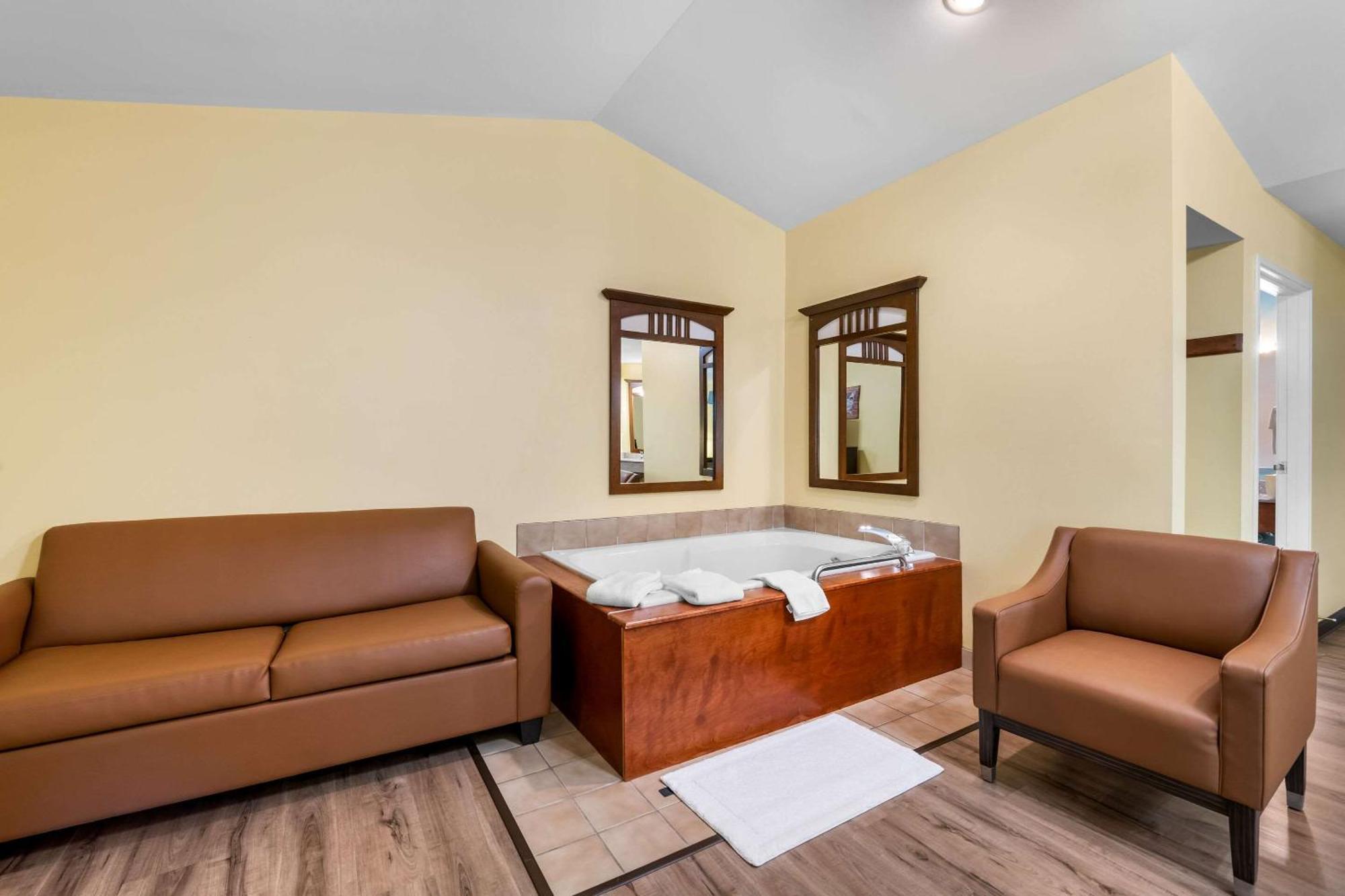 Econo Lodge Inn & Suites О-Клэр Экстерьер фото