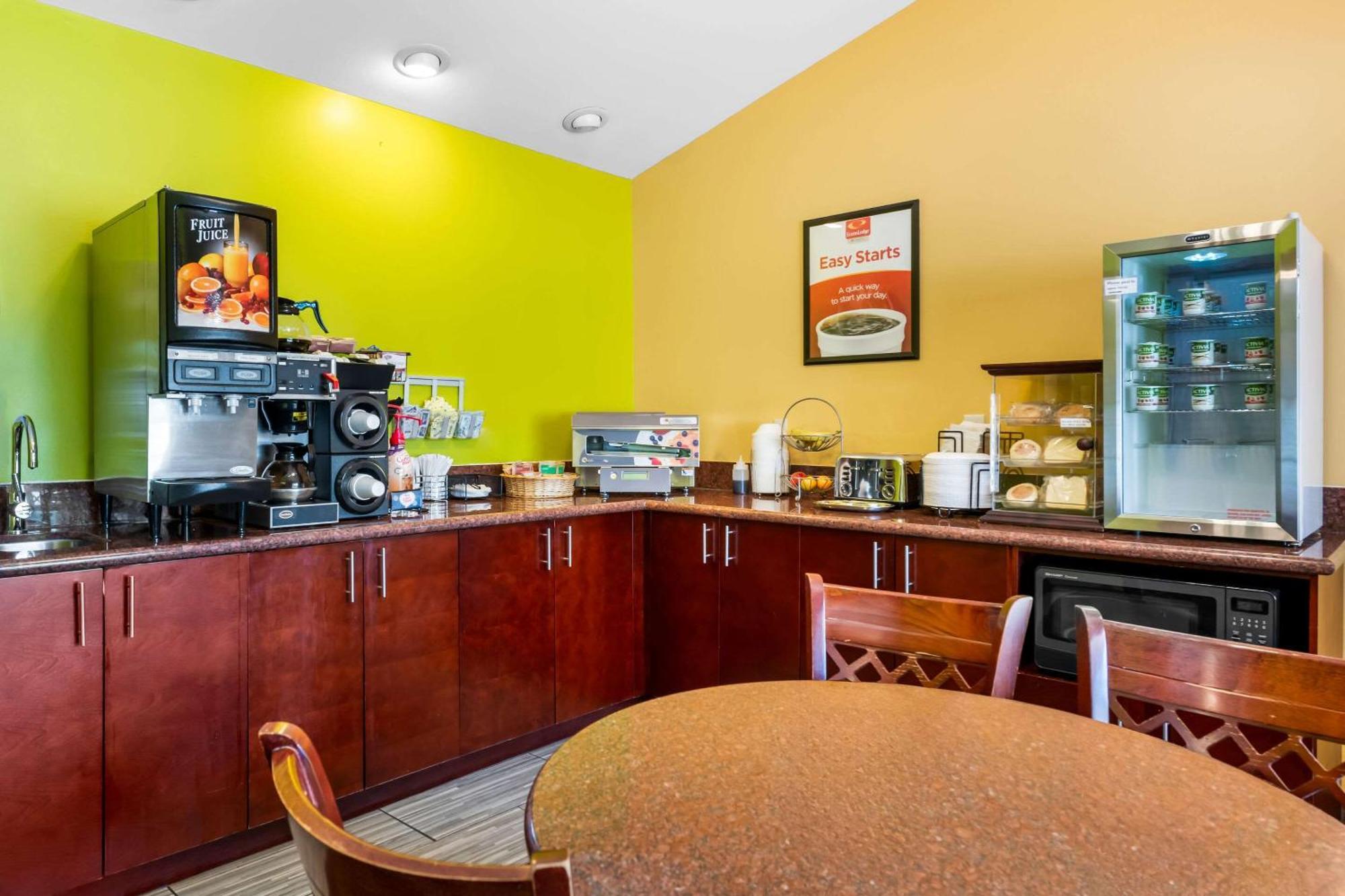 Econo Lodge Inn & Suites О-Клэр Экстерьер фото