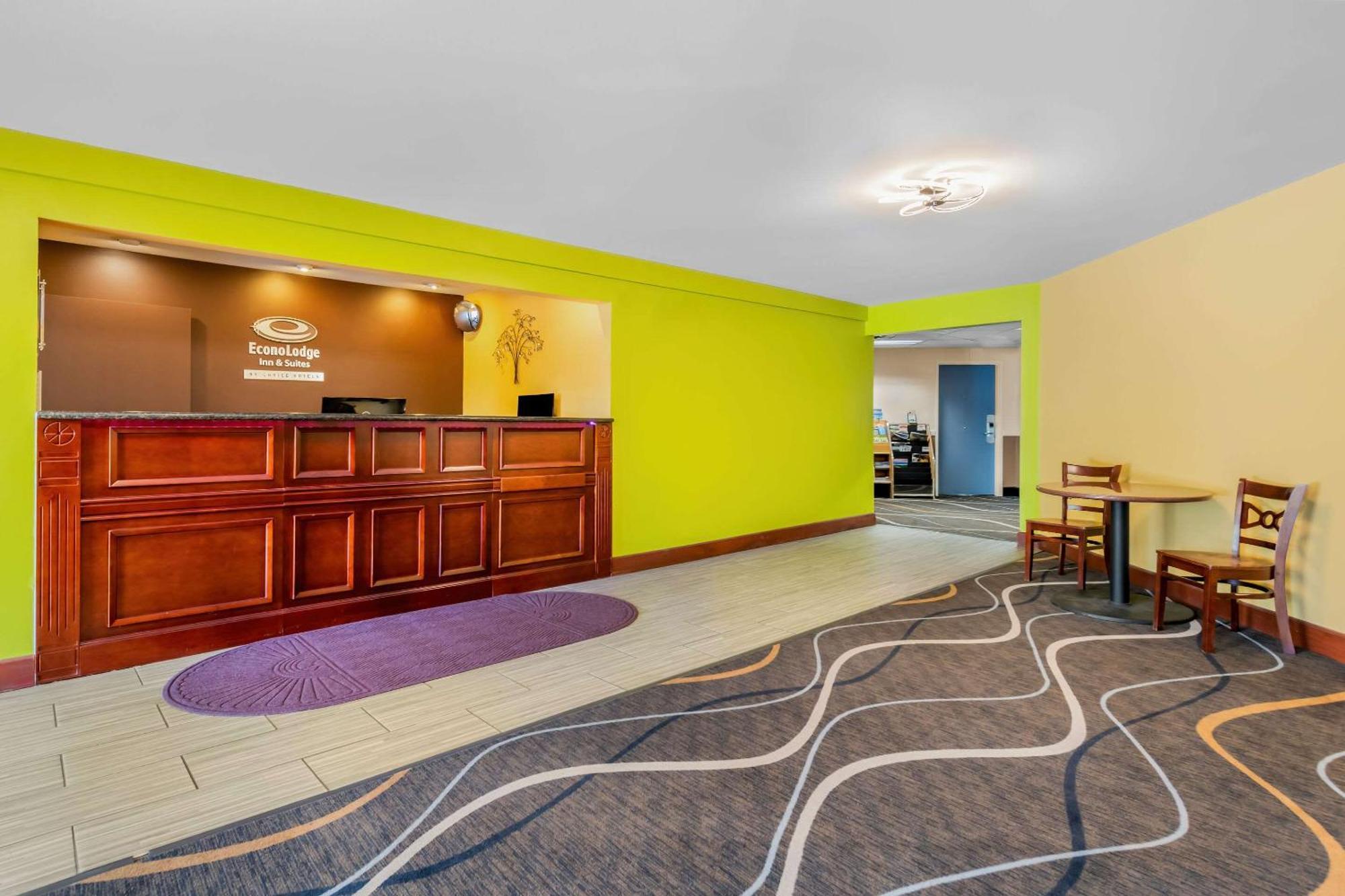 Econo Lodge Inn & Suites О-Клэр Экстерьер фото