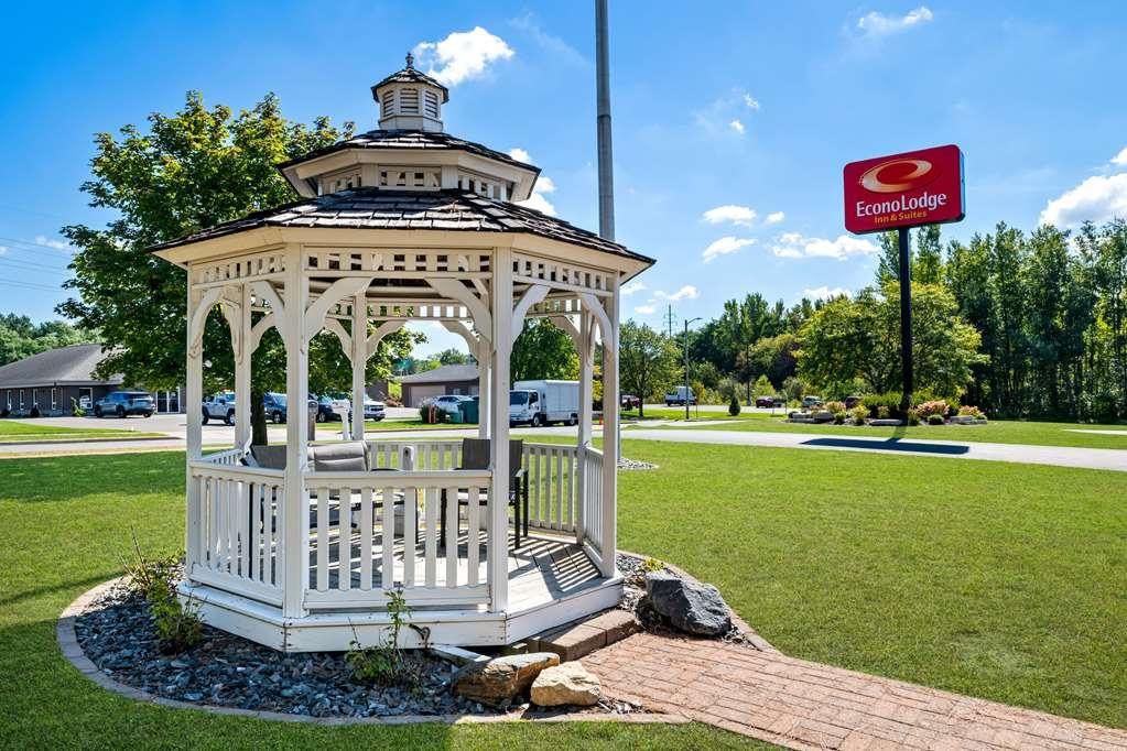 Econo Lodge Inn & Suites О-Клэр Экстерьер фото