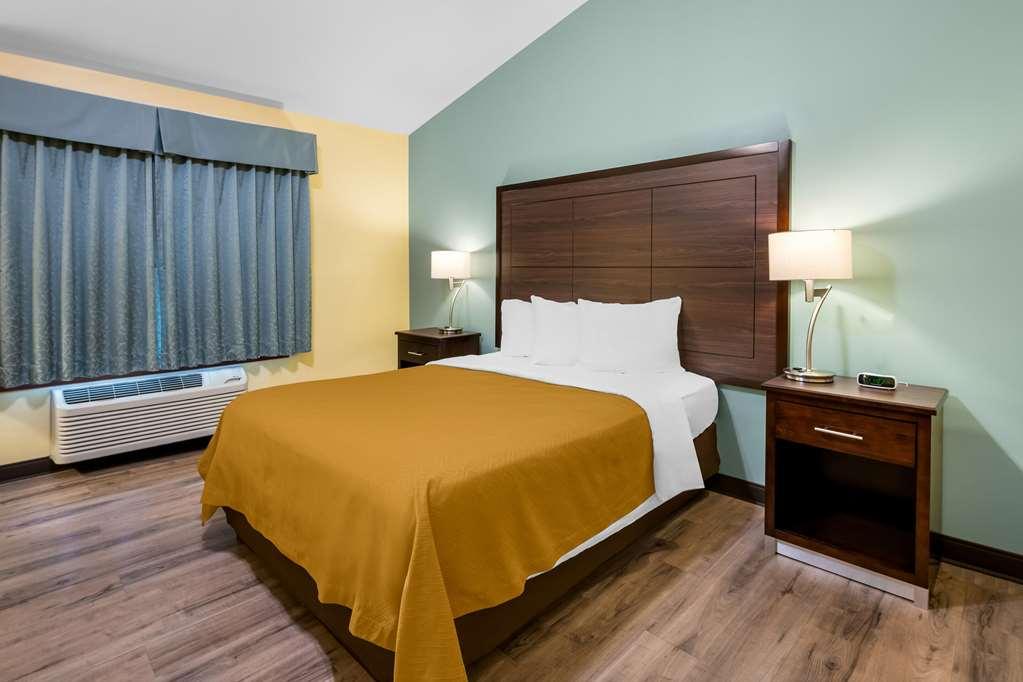 Econo Lodge Inn & Suites О-Клэр Номер фото