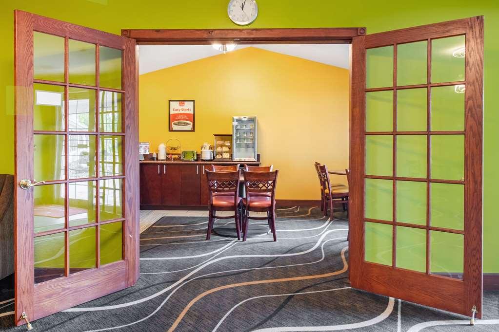 Econo Lodge Inn & Suites О-Клэр Ресторан фото