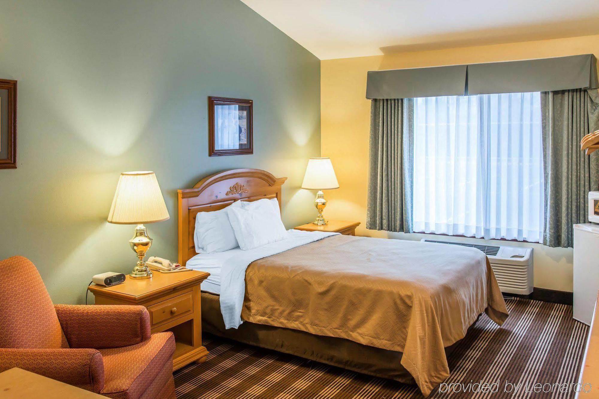 Econo Lodge Inn & Suites О-Клэр Экстерьер фото