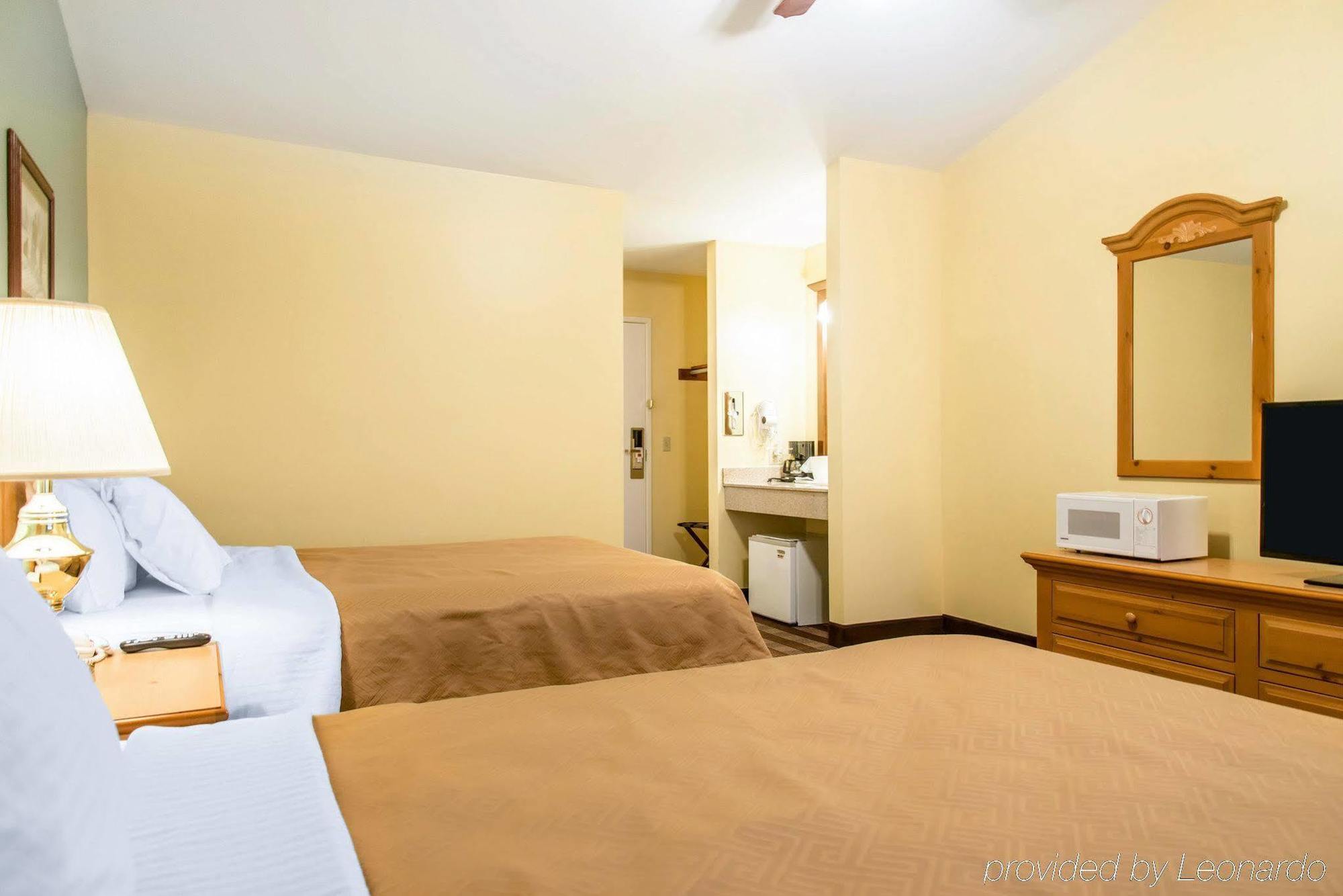 Econo Lodge Inn & Suites О-Клэр Экстерьер фото