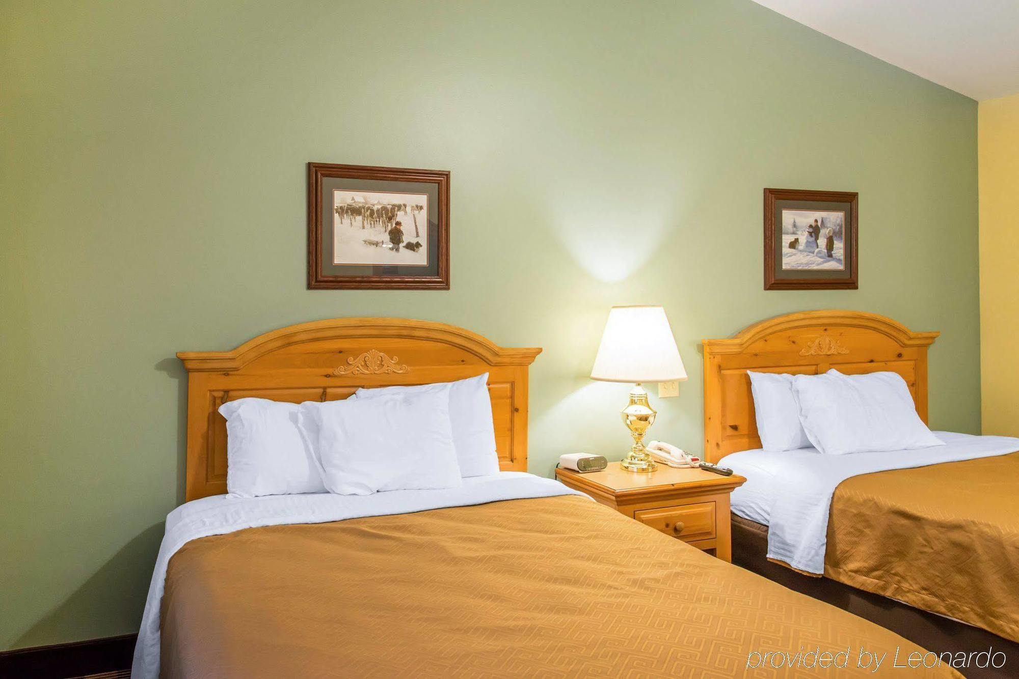 Econo Lodge Inn & Suites О-Клэр Экстерьер фото