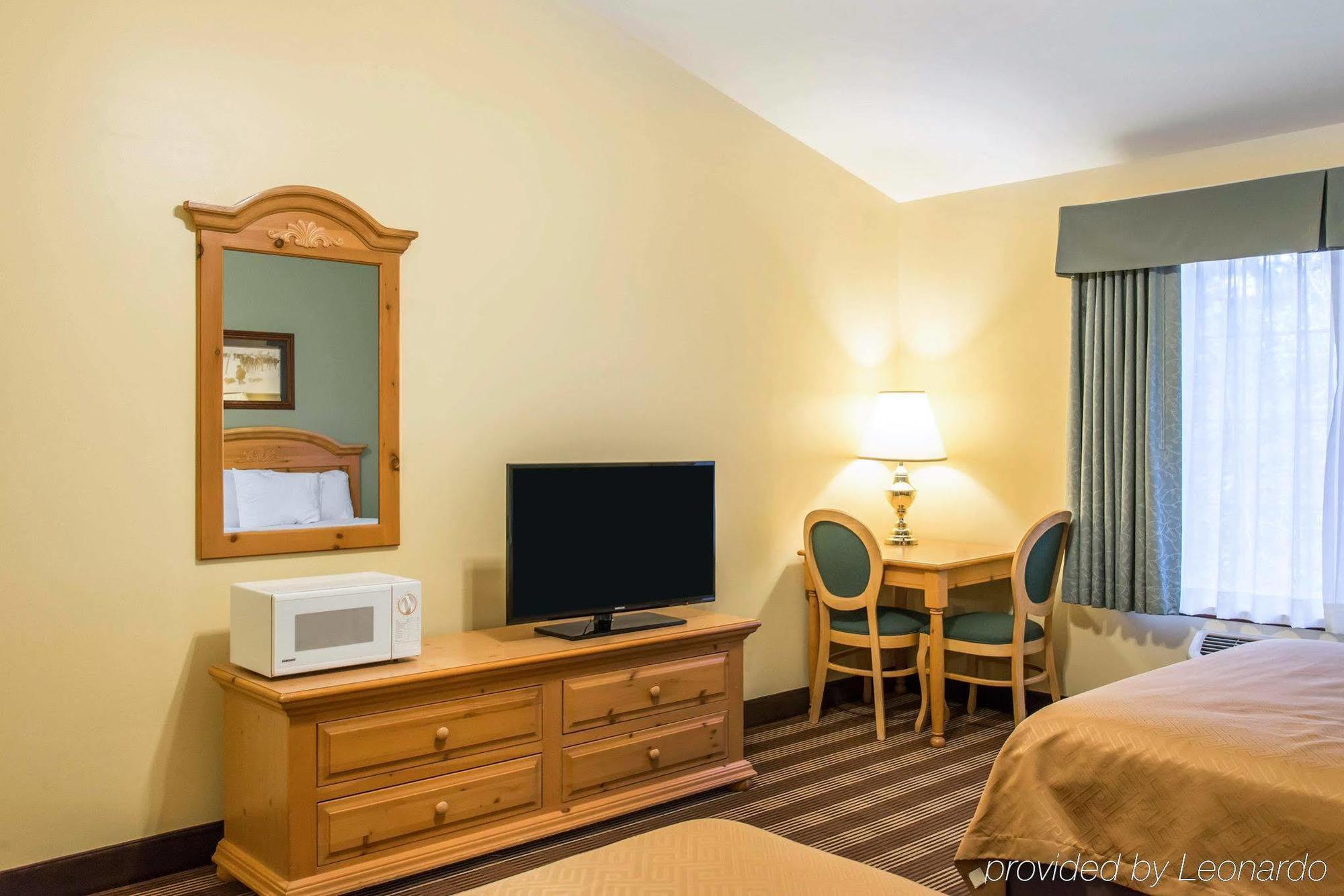 Econo Lodge Inn & Suites О-Клэр Экстерьер фото