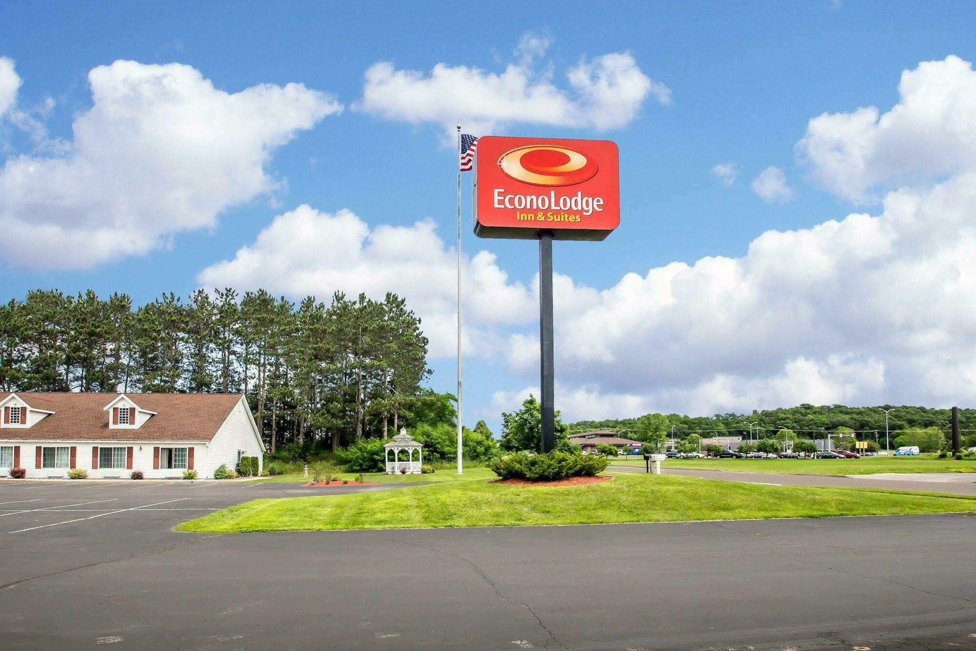 Econo Lodge Inn & Suites О-Клэр Экстерьер фото