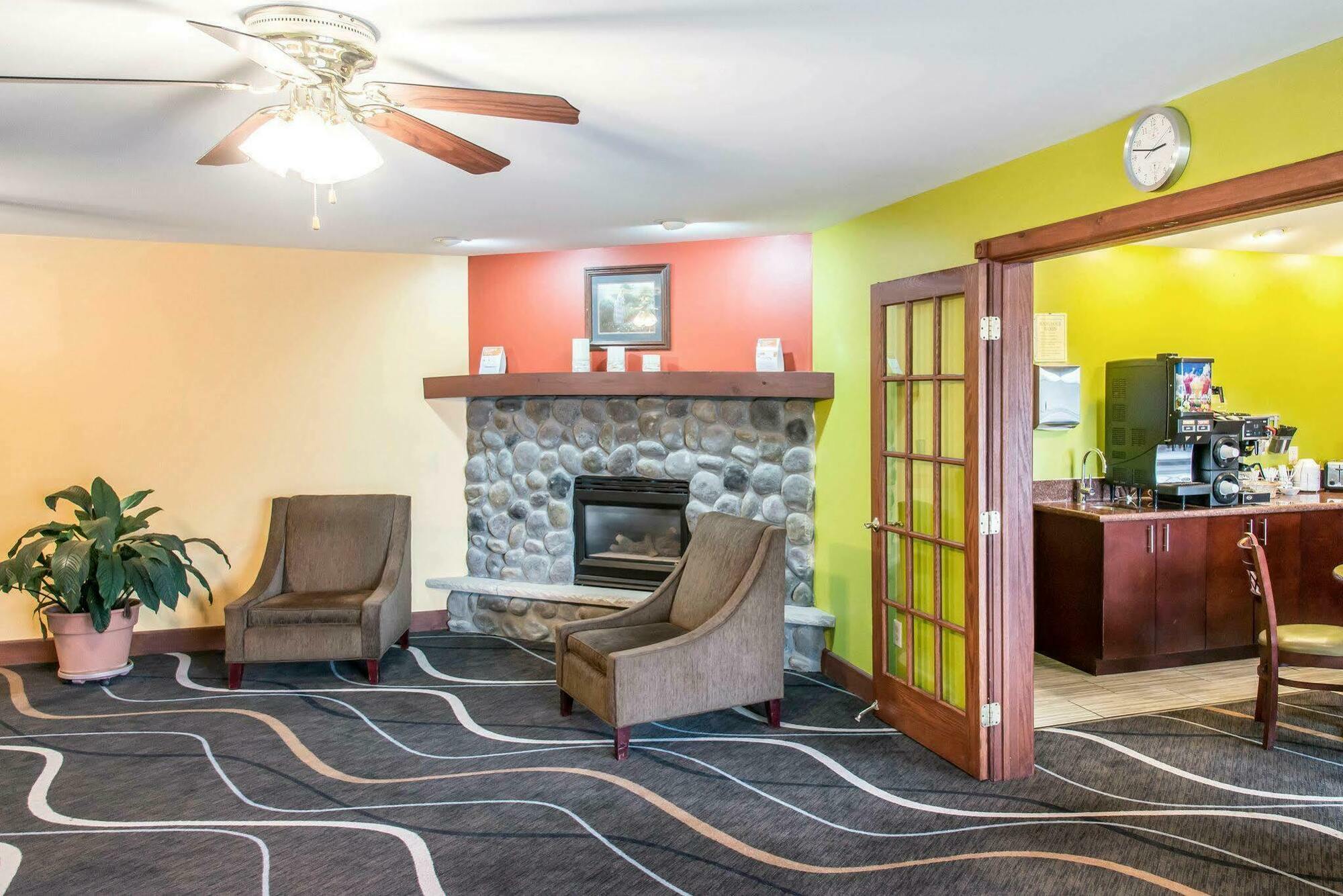 Econo Lodge Inn & Suites О-Клэр Экстерьер фото