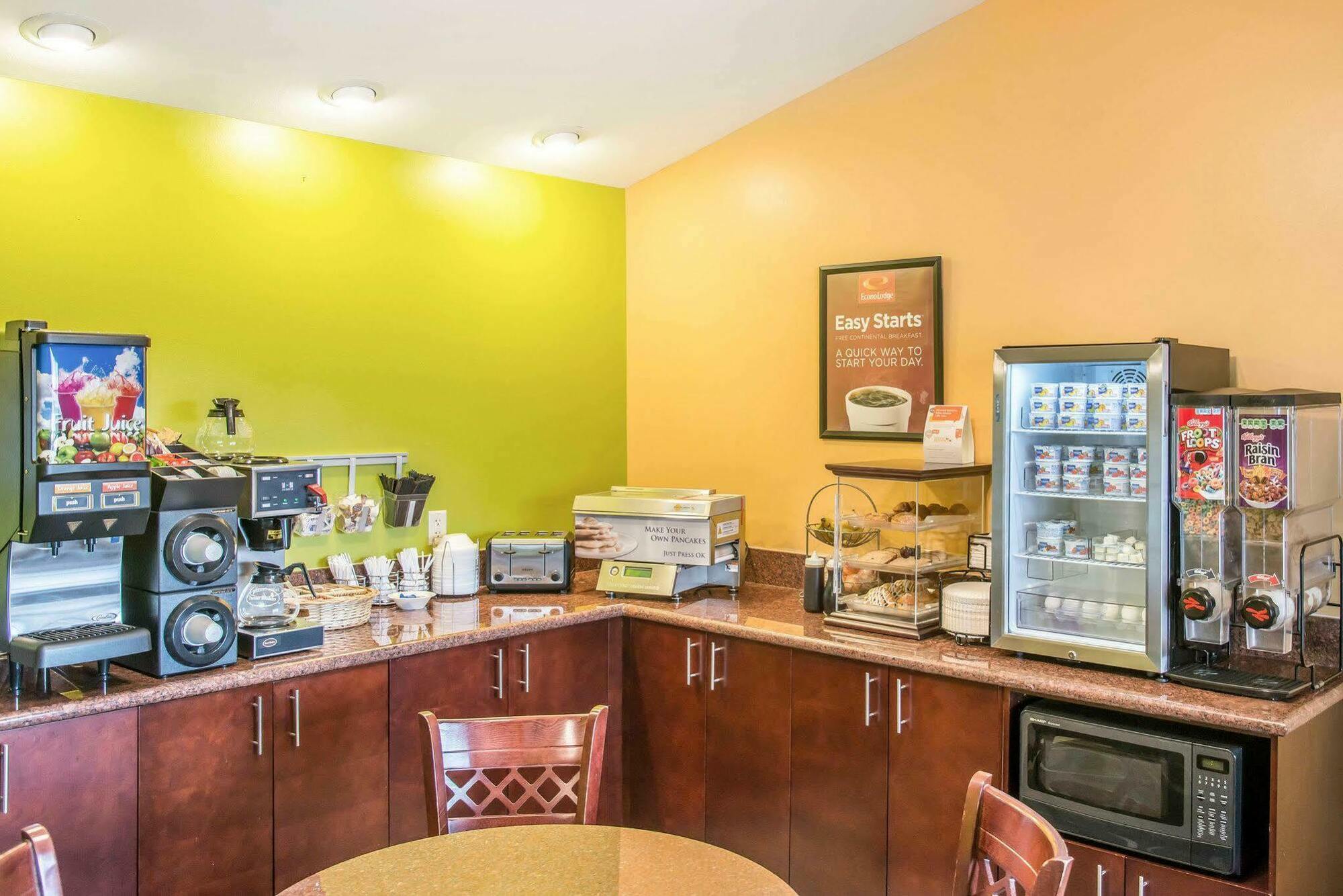 Econo Lodge Inn & Suites О-Клэр Экстерьер фото