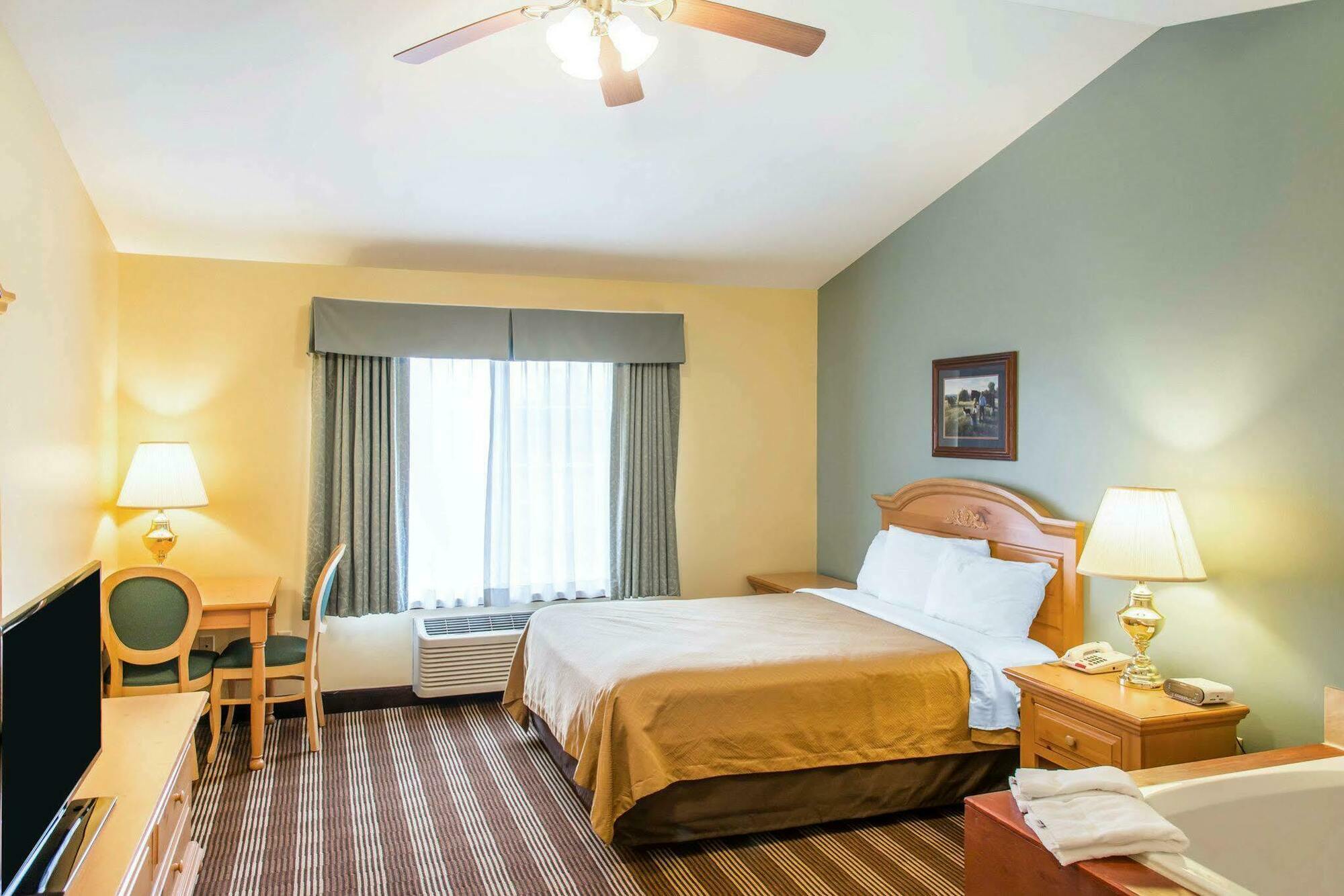 Econo Lodge Inn & Suites О-Клэр Экстерьер фото