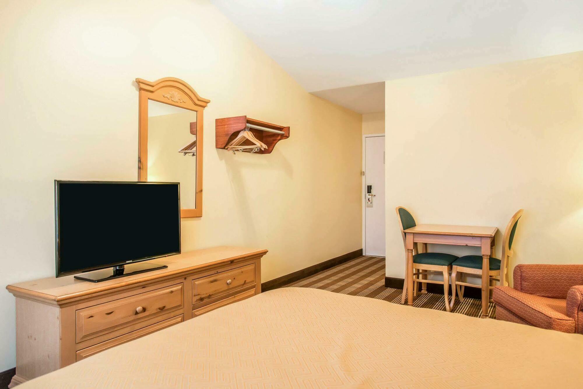 Econo Lodge Inn & Suites О-Клэр Экстерьер фото