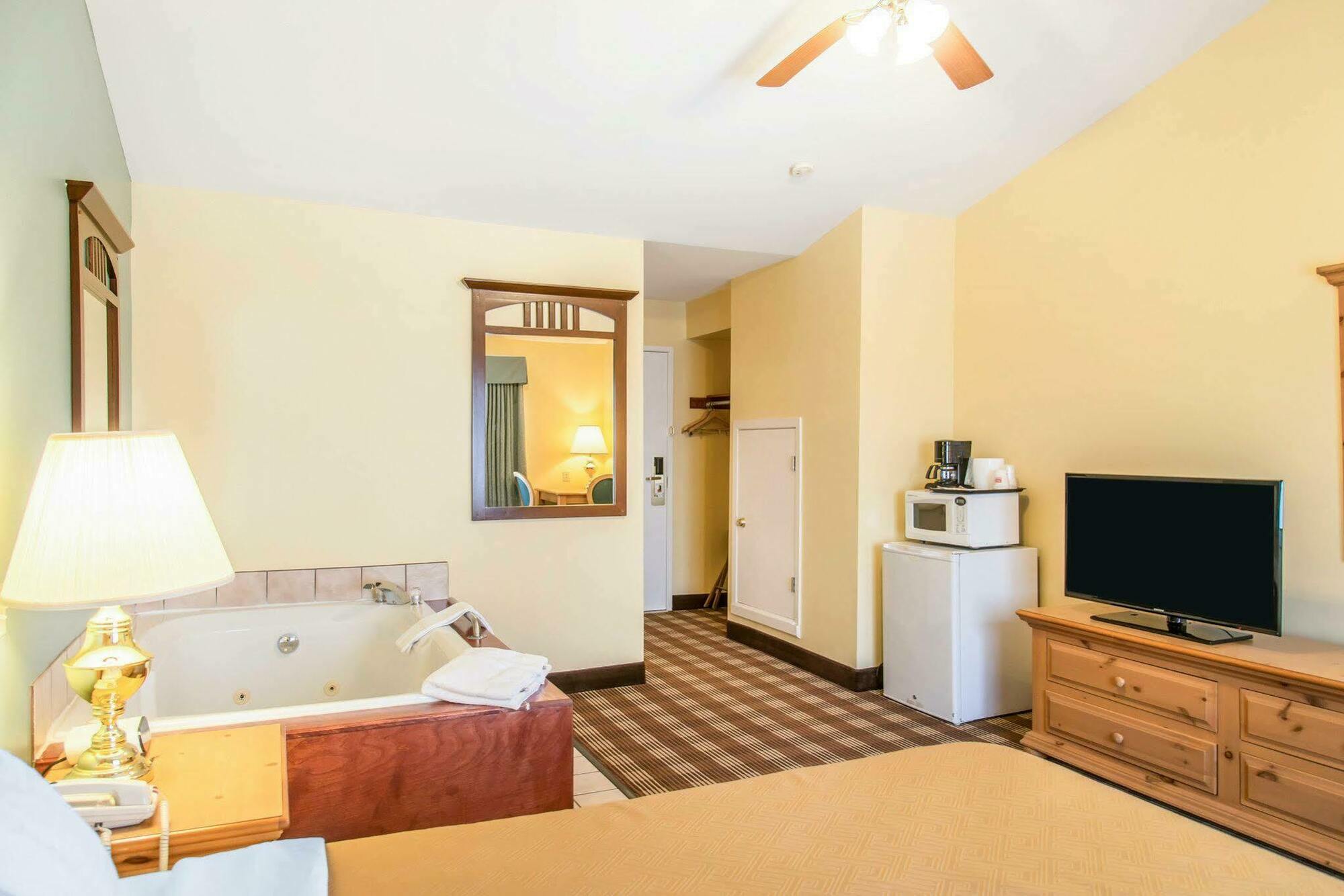 Econo Lodge Inn & Suites О-Клэр Экстерьер фото