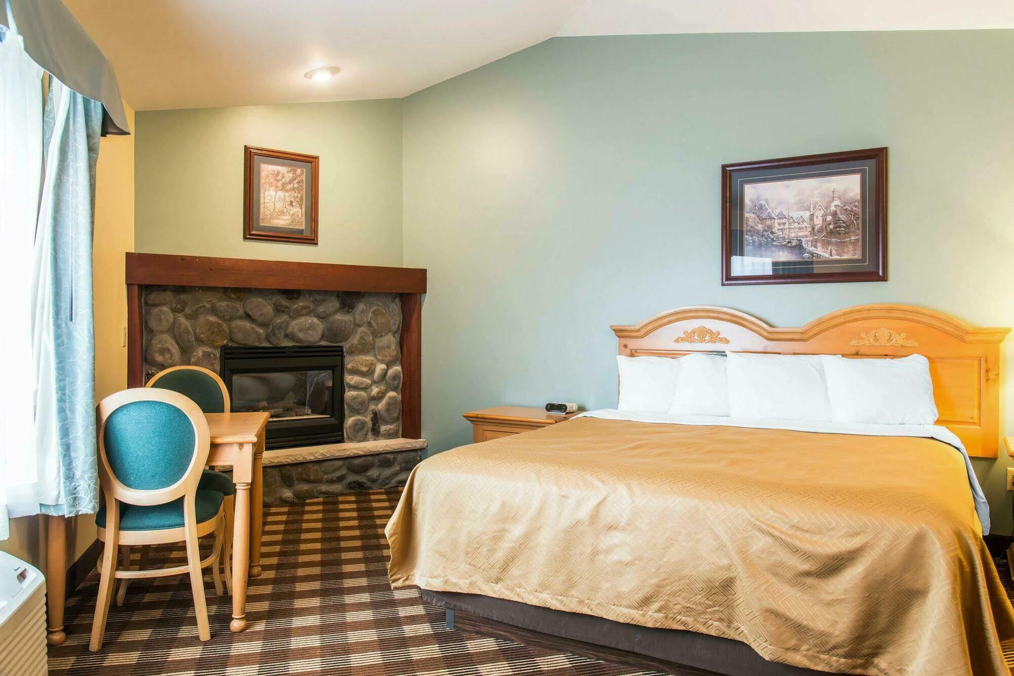 Econo Lodge Inn & Suites О-Клэр Экстерьер фото