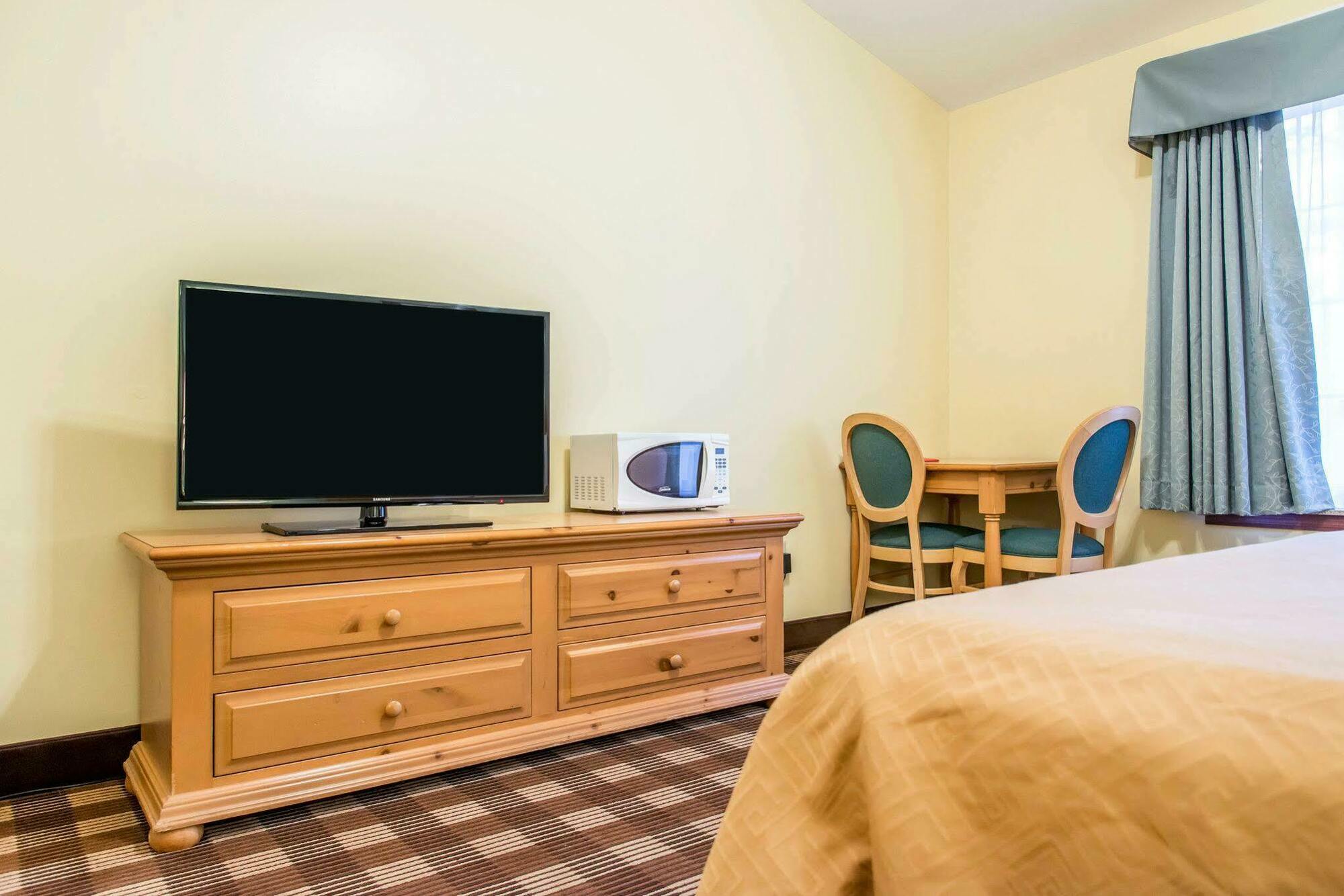 Econo Lodge Inn & Suites О-Клэр Экстерьер фото