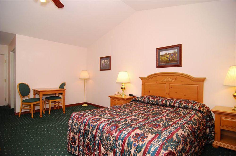 Econo Lodge Inn & Suites О-Клэр Экстерьер фото