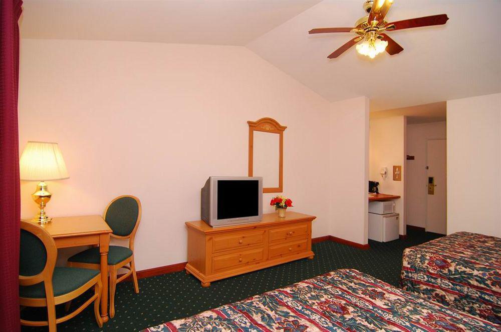 Econo Lodge Inn & Suites О-Клэр Экстерьер фото
